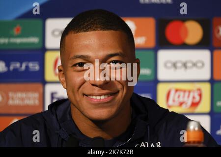 ©PHOTOPQR/LE PARISIEN/olivier corsan ; Paris ; 05/09/2022 ; Paris, Frankreich, le 5 septembre 2022. Conférence de Presse de Kylian Mbappé (survêtement foncé) et Christophe Galtier (Polo Blanc) au Parc des Princes avant la rencontre qui oppposera leur Club, le Paris Saint-Germain PSG, à la Juventus de Turin en ligue des Champions ou Champions League Foto : LP /Olivier Corsan - Pressekonferenz der PSG vor dem Champions-League-Spiel gegen Juventus Stockfoto