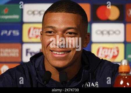 ©PHOTOPQR/LE PARISIEN/olivier corsan ; Paris ; 05/09/2022 ; Paris, Frankreich, le 5 septembre 2022. Conférence de Presse de Kylian Mbappé (survêtement foncé) et Christophe Galtier (Polo Blanc) au Parc des Princes avant la rencontre qui oppposera leur Club, le Paris Saint-Germain PSG, à la Juventus de Turin en ligue des Champions ou Champions League Foto : LP /Olivier Corsan - Pressekonferenz der PSG vor dem Champions-League-Spiel gegen Juventus Stockfoto