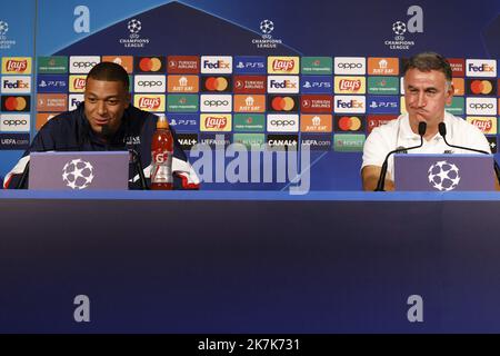 ©PHOTOPQR/LE PARISIEN/olivier corsan ; Paris ; 05/09/2022 ; Paris, Frankreich, le 5 septembre 2022. Conférence de Presse de Kylian Mbappé (survêtement foncé) et Christophe Galtier (Polo Blanc) au Parc des Princes avant la rencontre qui oppposera leur Club, le Paris Saint-Germain PSG, à la Juventus de Turin en ligue des Champions ou Champions League Foto : LP /Olivier Corsan - Pressekonferenz der PSG vor dem Champions-League-Spiel gegen Juventus Stockfoto