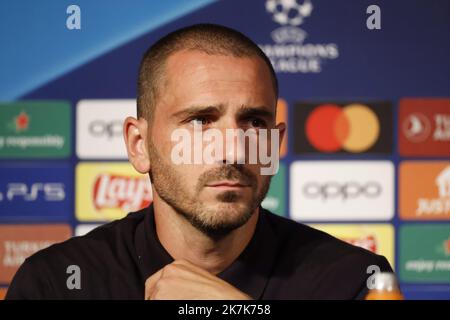 ©PHOTOPQR/LE PARISIEN/olivier corsan ; Paris ; 05/09/2022 ; Paris, Frankreich, le 5 septembre 2022. Conférence de Presse de MassimilianoAllegri (Chemise Blanche) et de Leonardo Bonucci Chemise noire) au Parc des Princes avant la rencontre qui oppposera leur Club, la Juventus de Turin, au Paris Saint-Germain PSG en ligue des Champions ou Champions League Foto : LP /Olivier Corsan - Paris, Frankreich, Sept. 5. 2022. Prss-Konferenz von Juventus Turin, vor seinem Champions-League-Spiel gegen -PSG Stockfoto