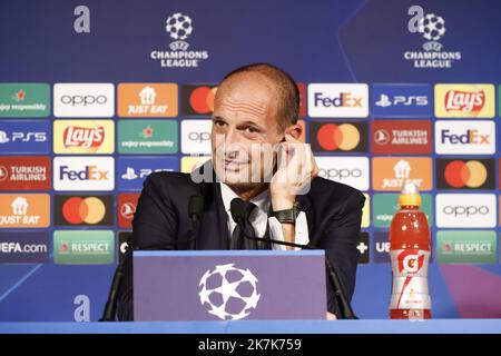 ©PHOTOPQR/LE PARISIEN/olivier corsan ; Paris ; 05/09/2022 ; Paris, Frankreich, le 5 septembre 2022. Conférence de Presse de Massimiliano Allegri (Chemise Blanche) et de LeonardoBonucci Chemise noire) au Parc des Princes avant la rencontre qui oppposera leur Club, la Juventus de Turin, au Paris Saint-Germain PSG en ligue des Champions ou Champions League Foto : LP /Olivier Corsan - Paris, Frankreich, Sept. 5. 2022. Prss-Konferenz von Juventus Turin, vor seinem Champions-League-Spiel gegen -PSG Stockfoto