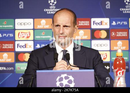 ©PHOTOPQR/LE PARISIEN/olivier corsan ; Paris ; 05/09/2022 ; Paris, Frankreich, le 5 septembre 2022. Conférence de Presse de Massimiliano Allegri (Chemise Blanche) et de LeonardoBonucci Chemise noire) au Parc des Princes avant la rencontre qui oppposera leur Club, la Juventus de Turin, au Paris Saint-Germain PSG en ligue des Champions ou Champions League Foto : LP /Olivier Corsan - Paris, Frankreich, Sept. 5. 2022. Prss-Konferenz von Juventus Turin, vor seinem Champions-League-Spiel gegen -PSG Stockfoto