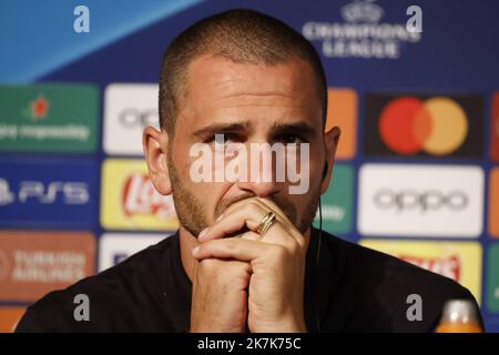 ©PHOTOPQR/LE PARISIEN/olivier corsan ; Paris ; 05/09/2022 ; Paris, Frankreich, le 5 septembre 2022. Conférence de Presse de MassimilianoAllegri (Chemise Blanche) et de Leonardo Bonucci Chemise noire) au Parc des Princes avant la rencontre qui oppposera leur Club, la Juventus de Turin, au Paris Saint-Germain PSG en ligue des Champions ou Champions League Foto : LP /Olivier Corsan - Paris, Frankreich, Sept. 5. 2022. Prss-Konferenz von Juventus Turin, vor seinem Champions-League-Spiel gegen -PSG Stockfoto