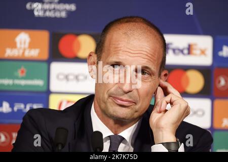 ©PHOTOPQR/LE PARISIEN/olivier corsan ; Paris ; 05/09/2022 ; Paris, Frankreich, le 5 septembre 2022. Conférence de Presse de Massimiliano Allegri (Chemise Blanche) et de LeonardoBonucci Chemise noire) au Parc des Princes avant la rencontre qui oppposera leur Club, la Juventus de Turin, au Paris Saint-Germain PSG en ligue des Champions ou Champions League Foto : LP /Olivier Corsan - Paris, Frankreich, Sept. 5. 2022. Prss-Konferenz von Juventus Turin, vor seinem Champions-League-Spiel gegen -PSG Stockfoto