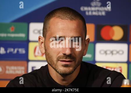 ©PHOTOPQR/LE PARISIEN/olivier corsan ; Paris ; 05/09/2022 ; Paris, Frankreich, le 5 septembre 2022. Conférence de Presse de MassimilianoAllegri (Chemise Blanche) et de Leonardo Bonucci Chemise noire) au Parc des Princes avant la rencontre qui oppposera leur Club, la Juventus de Turin, au Paris Saint-Germain PSG en ligue des Champions ou Champions League Foto : LP /Olivier Corsan - Paris, Frankreich, Sept. 5. 2022. Prss-Konferenz von Juventus Turin, vor seinem Champions-League-Spiel gegen -PSG Stockfoto