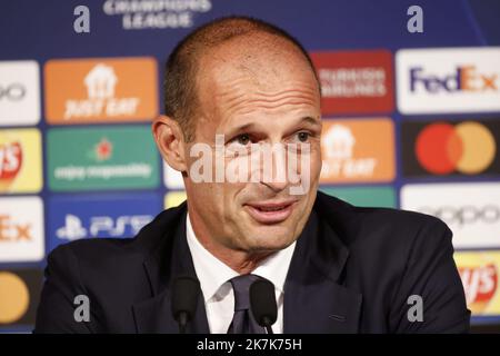 ©PHOTOPQR/LE PARISIEN/olivier corsan ; Paris ; 05/09/2022 ; Paris, Frankreich, le 5 septembre 2022. Conférence de Presse de Massimiliano Allegri (Chemise Blanche) et de LeonardoBonucci Chemise noire) au Parc des Princes avant la rencontre qui oppposera leur Club, la Juventus de Turin, au Paris Saint-Germain PSG en ligue des Champions ou Champions League Foto : LP /Olivier Corsan - Paris, Frankreich, Sept. 5. 2022. Prss-Konferenz von Juventus Turin, vor seinem Champions-League-Spiel gegen -PSG Stockfoto