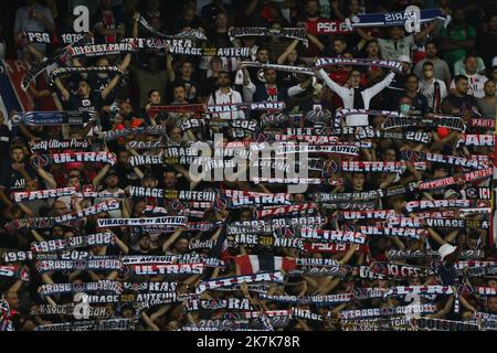 ©PHOTOPQR/LE PARISIEN/Fred Dugit ; Paris ; 06/09/2022 ; Sport Parc des Princes (Paris XVIe), le 06 septembre 2022 Paris Saint Germain-Juventus de Turin Ligue des Champions Supporters, ultras parisiens Foto LP / Fred Dugit Stockfoto