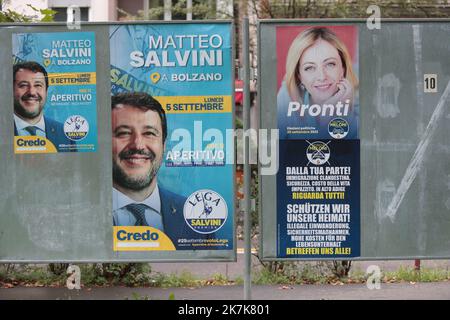 ©Pierre Teyssot/MAXPPP ; Giorgia Meloni Kampagne in Bozen. Bozen, Italien am 10. September 2022. Italienische politische Führerin Giorgia Meloni von den Brüdern von Italien Campaigne. Die Italiener werden am 25.. November für eine Parlamentswahl stimmen müssen. Plakate von Giorgia Meloni und Matteo Salvini Â© Pierre Teyssot / Maxppp Stockfoto