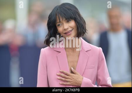 ©FRANCK CASTEL/MAXPPP - 20140003 Einweihung der Cabine de Plage de Thandiwe Newton. DEAUVILLE, FRANKREICH - 04. SEPTEMBER Thandiwe Newton besucht eine Fotoschau während des Deauville American Film Festival 47. am 06. September 2022 in Deauville, Frankreich. Stockfoto