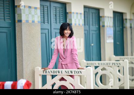 ©Agence Franck Castel/MAXPPP - 20220009 Einweihung der Cabine de Plage de Thandiwe Newton. DEAUVILLE, FRANKREICH - 04. SEPTEMBER Thandiwe Newton besucht eine Fotoschau während des Deauville American Film Festival 47. am 06. September 2022 in Deauville, Frankreich. Stockfoto