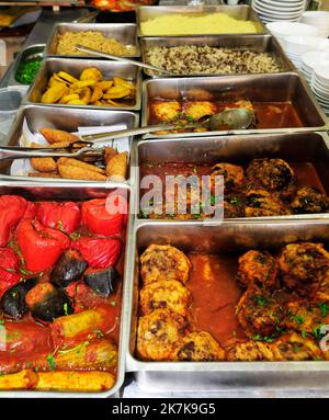 Hausgemachte Speisen im berühmten Moruch Restaurant in der Agripasstraße in Jerusalem. Stockfoto