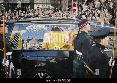 ©PHOTOPQR/LE PARISIEN/ARNAUD DUMONTIER ; Edimbourg ; 12/09/2022 ; UK - Ecosse - Edimbourg - Lundi 12 septembre 2022 Procession du Château de Holyrood jusqu'à la Cathédrale Saint-Gilles du cercueil de La reine Elizabeth II suivi par le roi Charles III © Arnaud Dumontier pour Le Parisien - Edimbourg, Schottland, Schottland sept 12. 2022 Gebet und Reflexion für das Leben von Königin Elizabeth II. In der St. Giles' Cathedral, Edinburgh. Stockfoto