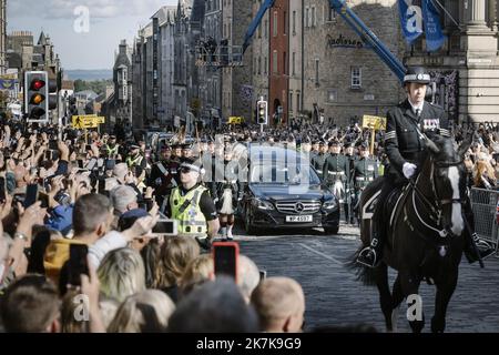 ©PHOTOPQR/LE PARISIEN/ARNAUD DUMONTIER ; EDIMBOURG ; 12/09/2022 ; Großbritannien - Ecosse - Edimbourg - Lundi 12 septembre 2022 Arrivée de la Procession du Château de Holyrood jusqu'à la Cathédrale Saint-Gilles du cercueil de La reine Elizabeth II suivi par le roi Charles III © Arnaud Dumontier pour Le Parisien - Edimbourg, Schottland, sept 12. 2022 Gebet und Reflexion für das Leben von Königin Elizabeth II. In der St. Giles' Cathedral, Edinburgh. Stockfoto