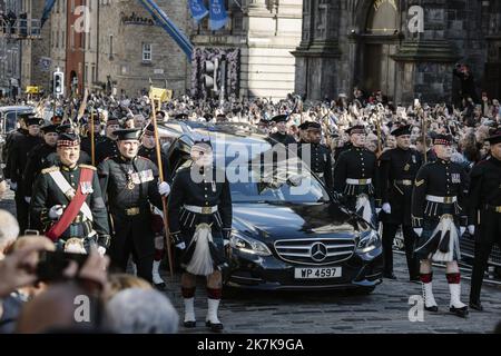 ©PHOTOPQR/LE PARISIEN/ARNAUD DUMONTIER ; EDIMBOURG ; 12/09/2022 ; Großbritannien - Ecosse - Edimbourg - Lundi 12 septembre 2022 Arrivée de la Procession du Château de Holyrood jusqu'à la Cathédrale Saint-Gilles du cercueil de La reine Elizabeth II suivi par le roi Charles III © Arnaud Dumontier pour Le Parisien - Edimbourg, Schottland, sept 12. 2022 Gebet und Reflexion für das Leben von Königin Elizabeth II. In der St. Giles' Cathedral, Edinburgh. Stockfoto