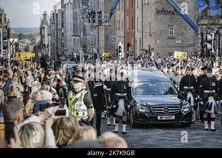 ©PHOTOPQR/LE PARISIEN/ARNAUD DUMONTIER ; EDIMBOURG ; 12/09/2022 ; Großbritannien - Ecosse - Edimbourg - Lundi 12 septembre 2022 Arrivée de la Procession du Château de Holyrood jusqu'à la Cathédrale Saint-Gilles du cercueil de La reine Elizabeth II suivi par le roi Charles III © Arnaud Dumontier pour Le Parisien - Edimbourg, Schottland, sept 12. 2022 Gebet und Reflexion für das Leben von Königin Elizabeth II. In der St. Giles' Cathedral, Edinburgh. Stockfoto