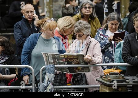 ©PHOTOPQR/LE PARISIEN/ARNAUD DUMONTIER ; EDIMBOURG ; 12/09/2022 ; Großbritannien - Ecosse - Edimbourg - Lundi 12 septembre 2022 Procession du Château de Holyrood jusqu'à la Cathédrale Saint-Gilles du cercueil de La reine Elizabeth II suivi par le roi Charles III des gens lisent le Journal du jour en Attendant © Arnaud Dumontier pour Le Parisien - Edimbourg, Schottland, sept 12. 2022 Gebet und Reflexion für das Leben von Königin Elizabeth II. In der St. Giles' Cathedral, Edinburgh. Stockfoto