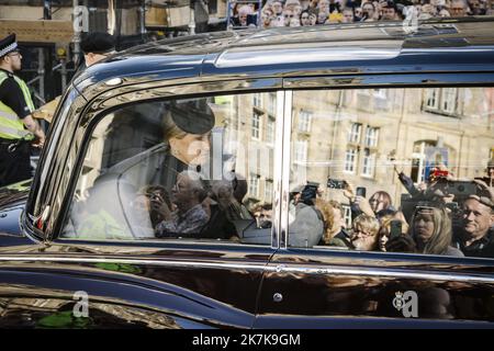 ©PHOTOPQR/LE PARISIEN/ARNAUD DUMONTIER ; Edimbourg ; 12/09/2022 ; UK - Ecosse - Edimbourg - Lundi 12 septembre 2022 Procession du Château de Holyrood jusqu'à la Cathédrale Saint-Gilles du cercueil de La reine Elizabeth II suivi par le roi Charles III © Arnaud Dumontier pour Le Parisien - Edimbourg, Schottland, Schottland sept 12. 2022 Gebet und Reflexion für das Leben von Königin Elizabeth II. In der St. Giles' Cathedral, Edinburgh. Stockfoto