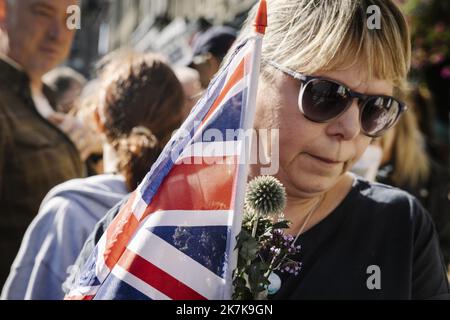 ©PHOTOPQR/LE PARISIEN/ARNAUD DUMONTIER ; EDIMBOURG ; 12/09/2022 ; Großbritannien - Ecosse - Edimbourg - Lundi 12 septembre 2022 Procession du Château de Holyrood jusqu'à la Cathédrale Saint-Gilles du cercueil de La reine Elizabeth II suivi par le roi Charles III Une femme avec le drapeau Anglais et le chardon écossais © Arnaud Dumontier pour Le Parisien - Edimbourg, Schottland, Sept. 12. 2022 Gebet und Reflexion für das Leben von Königin Elizabeth II. In der St. Giles' Cathedral, Edinburgh. Stockfoto