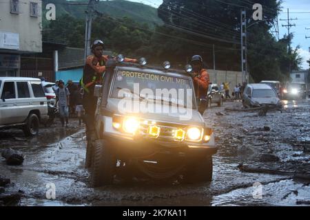 Maracay, Aragua, Venezuela. 17. Oktober 2022. 17. Oktober 2022. Regenfälle verursachen Überschwemmungen und Erdrutsche, im Sektor der Kastanie sind mehrere Todesfälle bekannt, in der Stadt Maracay, Aragua Staat. Foto: Juan Carlos Hernandez (Bild: © Juan Carlos Hernandez/ZUMA Press Wire) Stockfoto