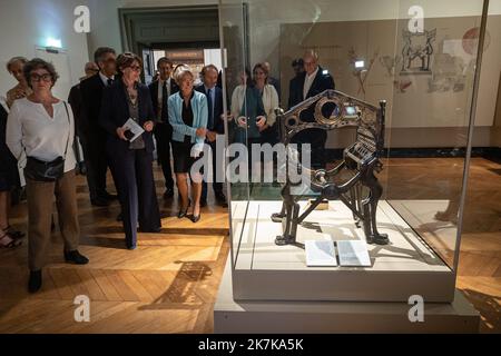 @ Pool/ Aurelien Morissard/Maxppp, Frankreich, paris, 2022/09/14 die französische Premierministerin Elisabeth Borne (3L), Präsidentin des BnF, Laurence Engel (2L) besuchen vor der Wiedereröffnung des Richelieu-Geländes der Bibliotheque nationale de France am 17. September das Museum der neu renovierten Bibliotheque Nationale de France in Paris, 2022 nach mehr als zehn Jahren Renovierung Stockfoto