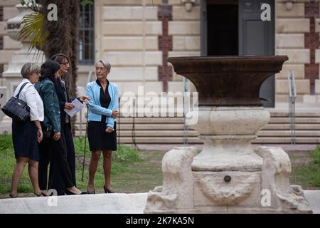 @ Pool/ Aurelien Morissard/Maxppp, Frankreich, paris, 2022/09/14 die französische Premierministerin Elisabeth Borne (4R), die Präsidentin des BnF, Laurence Engel (3R) und die französische Kulturministerin Rima Abdul-Malak (2R), Ankunft im Museum der neu renovierten Bibliotheque Nationale de France in Paris vor der Wiedereröffnung des Richelieu-Geländes der Bibliotheque nationale de France am 17. September 2022 nach mehr als zehn Jahren Renovierung Stockfoto