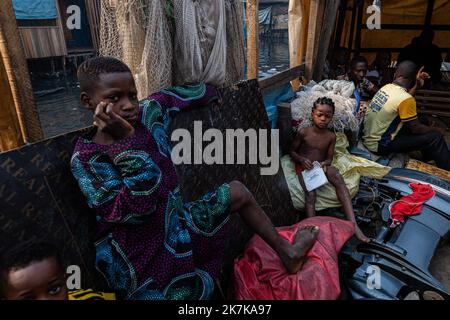 ©Sadak Souici / Le Pictorium/MAXPPP - Lagos 23/01/2022 Sadak Souici / Le Pictorium - 23/1/2022 - Nigeria / Lagos - La fermeture des frontieres, les confinement et l'inflation qui en a resulte ont destabilize le Mode de vie de l'immense communaute de pecheurs de Makoko. Makoko, Lagos, 23/01/2022 / 23/1/2022 - Nigeria / Lagos - Grenzschließungen, Sperrungen und die daraus resultierende Inflation haben die Lebensweise der riesigen Fischergemeinde Makoko destabilisiert. Makoko, Lagos, 23/01/2022 Stockfoto