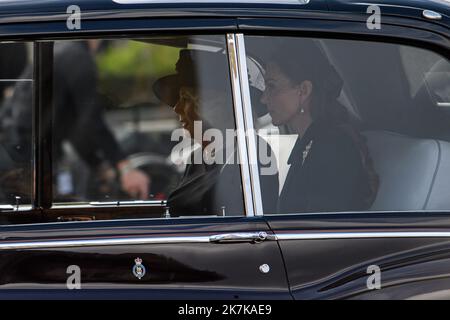 ©Julien Mattia / Le Pictorium/MAXPPP - Londres 14/09/2022 Julien Mattia / Le Pictorium - 14/9/2022 - Royaume-Uni / Londres / Londres - la reine Consort, Camilla Shand arrive en voiture a Westminster Hall, a Londres, le 14 Septembre 2022 / 14/9/2022 - Vereinigtes Königreich / London / London - der Queen Consort, Camilla Shand, kommt mit dem Auto am 14. September 2022 in der Westminster Hall in London an Stockfoto