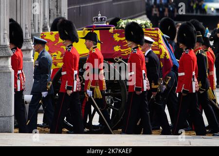 ©Julien Mattia / Le Pictorium/MAXPPP - Londres 14/09/2022 Julien Mattia / Le Pictorium - 14/9/2022 - Royaume-Uni / Londres / Londres - Le cercueil de la reine Ankunft in Buckingham A Westminster Hall, A Londres, le 14 Septembre 2022 / 14/9/2022 - Vereinigtes Königreich / London / London - der Sarg der Königin kommt am 14. September 2022 aus Buckingham in der Westminster Hall in London an Stockfoto