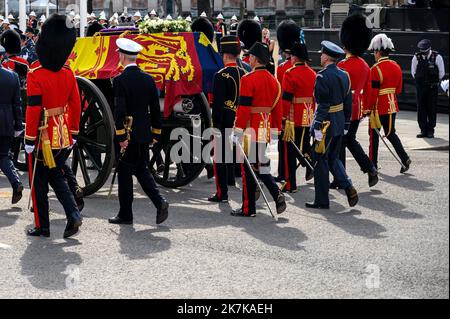 ©Julien Mattia / Le Pictorium/MAXPPP - Londres 14/09/2022 Julien Mattia / Le Pictorium - 14/9/2022 - Royaume-Uni / Londres / Londres - Le cercueil de la reine Ankunft in Buckingham A Westminster Hall, A Londres, le 14 Septembre 2022 / 14/9/2022 - Vereinigtes Königreich / London / London - der Sarg der Königin kommt am 14. September 2022 aus Buckingham in der Westminster Hall in London an Stockfoto