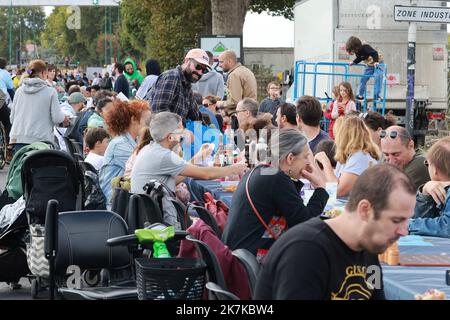 ©PHOTOPQR/LE PARISIEN/Ph Lavieile ; St Ouen St Denis ; 18/09/2022 ; Yvan Loiseau artiste a organisé un repas avec pour objectif d'entrer dans le Guinness Book avec le record de la table la plus longue . Zeichnen sie battu auf. Reliant Saint Denis et St Ouen par les quais de seine. - Yvan Loiseau, Künstler, organisierte eine Mahlzeit mit dem Ziel, das Guinness-Buch mit dem Rekord des längsten Tisches zu betreten. Gebrochener Rekord! Verbindet Saint Denis und St Ouen am Ufer der seine. Stockfoto