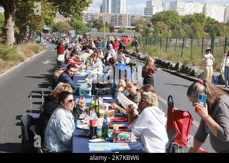 ©PHOTOPQR/LE PARISIEN/Ph Lavieile ; St Ouen St Denis ; 18/09/2022 ; Yvan Loiseau artiste a organisé un repas avec pour objectif d'entrer dans le Guinness Book avec le record de la table la plus longue . Zeichnen sie battu auf. Reliant Saint Denis et St Ouen par les quais de seine. - Yvan Loiseau, Künstler, organisierte eine Mahlzeit mit dem Ziel, das Guinness-Buch mit dem Rekord des längsten Tisches zu betreten. Gebrochener Rekord! Verbindet Saint Denis und St Ouen am Ufer der seine. Stockfoto