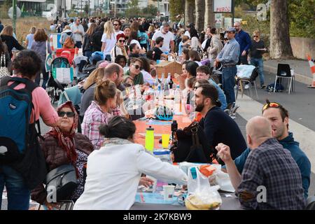 ©PHOTOPQR/LE PARISIEN/Ph Lavieile ; St Ouen St Denis ; 18/09/2022 ; Yvan Loiseau artiste a organisé un repas avec pour objectif d'entrer dans le Guinness Book avec le record de la table la plus longue . Zeichnen sie battu auf. Reliant Saint Denis et St Ouen par les quais de seine. - Yvan Loiseau, Künstler, organisierte eine Mahlzeit mit dem Ziel, das Guinness-Buch mit dem Rekord des längsten Tisches zu betreten. Gebrochener Rekord! Verbindet Saint Denis und St Ouen am Ufer der seine. Stockfoto