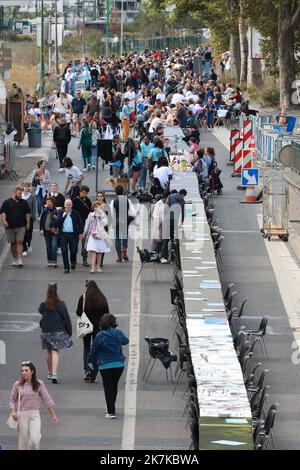 ©PHOTOPQR/LE PARISIEN/Ph Lavieile ; St Ouen St Denis ; 18/09/2022 ; Yvan Loiseau artiste a organisé un repas avec pour objectif d'entrer dans le Guinness Book avec le record de la table la plus longue . Zeichnen sie battu auf. Reliant Saint Denis et St Ouen par les quais de seine. - Yvan Loiseau, Künstler, organisierte eine Mahlzeit mit dem Ziel, das Guinness-Buch mit dem Rekord des längsten Tisches zu betreten. Gebrochener Rekord! Verbindet Saint Denis und St Ouen am Ufer der seine. Stockfoto