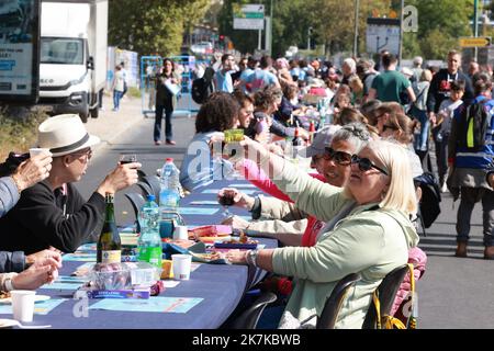 ©PHOTOPQR/LE PARISIEN/Ph Lavieile ; St Ouen St Denis ; 18/09/2022 ; Yvan Loiseau artiste a organisé un repas avec pour objectif d'entrer dans le Guinness Book avec le record de la table la plus longue . Zeichnen sie battu auf. Reliant Saint Denis et St Ouen par les quais de seine. - Yvan Loiseau, Künstler, organisierte eine Mahlzeit mit dem Ziel, das Guinness-Buch mit dem Rekord des längsten Tisches zu betreten. Gebrochener Rekord! Verbindet Saint Denis und St Ouen am Ufer der seine. Stockfoto