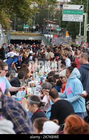 ©PHOTOPQR/LE PARISIEN/Ph Lavieile ; St Ouen St Denis ; 18/09/2022 ; Yvan Loiseau artiste a organisé un repas avec pour objectif d'entrer dans le Guinness Book avec le record de la table la plus longue . Zeichnen sie battu auf. Reliant Saint Denis et St Ouen par les quais de seine. - Yvan Loiseau, Künstler, organisierte eine Mahlzeit mit dem Ziel, das Guinness-Buch mit dem Rekord des längsten Tisches zu betreten. Gebrochener Rekord! Verbindet Saint Denis und St Ouen am Ufer der seine. Stockfoto