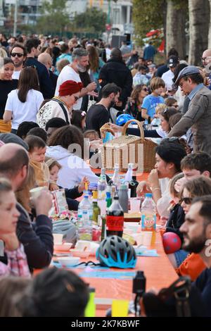 ©PHOTOPQR/LE PARISIEN/Ph Lavieile ; St Ouen St Denis ; 18/09/2022 ; Yvan Loiseau artiste a organisé un repas avec pour objectif d'entrer dans le Guinness Book avec le record de la table la plus longue . Zeichnen sie battu auf. Reliant Saint Denis et St Ouen par les quais de seine. - Yvan Loiseau, Künstler, organisierte eine Mahlzeit mit dem Ziel, das Guinness-Buch mit dem Rekord des längsten Tisches zu betreten. Gebrochener Rekord! Verbindet Saint Denis und St Ouen am Ufer der seine. Stockfoto