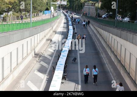 ©PHOTOPQR/LE PARISIEN/Ph Lavieile ; St Ouen St Denis ; 18/09/2022 ; Yvan Loiseau artiste a organisé un repas avec pour objectif d'entrer dans le Guinness Book avec le record de la table la plus longue . Zeichnen sie battu auf. Reliant Saint Denis et St Ouen par les quais de seine. - Yvan Loiseau, Künstler, organisierte eine Mahlzeit mit dem Ziel, das Guinness-Buch mit dem Rekord des längsten Tisches zu betreten. Gebrochener Rekord! Verbindet Saint Denis und St Ouen am Ufer der seine. Stockfoto