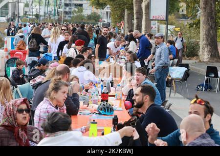 ©PHOTOPQR/LE PARISIEN/Ph Lavieile ; St Ouen St Denis ; 18/09/2022 ; Yvan Loiseau artiste a organisé un repas avec pour objectif d'entrer dans le Guinness Book avec le record de la table la plus longue . Zeichnen sie battu auf. Reliant Saint Denis et St Ouen par les quais de seine. - Yvan Loiseau, Künstler, organisierte eine Mahlzeit mit dem Ziel, das Guinness-Buch mit dem Rekord des längsten Tisches zu betreten. Gebrochener Rekord! Verbindet Saint Denis und St Ouen am Ufer der seine. Stockfoto