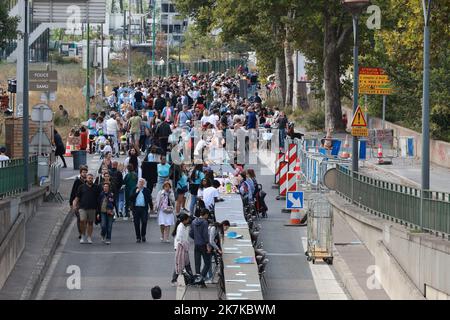 ©PHOTOPQR/LE PARISIEN/Ph Lavieile ; St Ouen St Denis ; 18/09/2022 ; Yvan Loiseau artiste a organisé un repas avec pour objectif d'entrer dans le Guinness Book avec le record de la table la plus longue . Zeichnen sie battu auf. Reliant Saint Denis et St Ouen par les quais de seine. - Yvan Loiseau, Künstler, organisierte eine Mahlzeit mit dem Ziel, das Guinness-Buch mit dem Rekord des längsten Tisches zu betreten. Gebrochener Rekord! Verbindet Saint Denis und St Ouen am Ufer der seine. Stockfoto