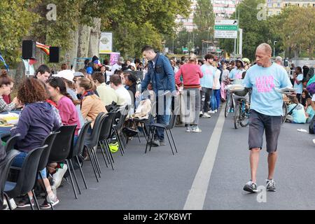 ©PHOTOPQR/LE PARISIEN/Ph Lavieile ; St Ouen St Denis ; 18/09/2022 ; Yvan Loiseau artiste a organisé un repas avec pour objectif d'entrer dans le Guinness Book avec le record de la table la plus longue . Zeichnen sie battu auf. Reliant Saint Denis et St Ouen par les quais de seine. - Yvan Loiseau, Künstler, organisierte eine Mahlzeit mit dem Ziel, das Guinness-Buch mit dem Rekord des längsten Tisches zu betreten. Gebrochener Rekord! Verbindet Saint Denis und St Ouen am Ufer der seine. Stockfoto