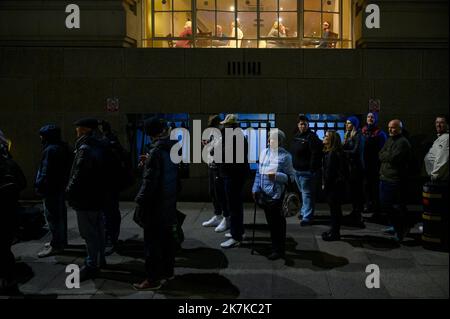 ©Julien Mattia / Le Pictorium/MAXPPP - Londres 18/09/2022 Julien Mattia / Le Pictorium - 18/09/2022 - Royaume-Uni / Londres / Londres - Les Britanniques pietinent Pendant des heures, sur des kilometres, de nuit comme de jour pour rendre un dernier Hommage a la reine Elisabeth II installe a Westminster Hall, A Londres, le 17 Septembre 2022 / 18/09/2022 - Vereinigtes Königreich / London / London - die Briten trampeln stundenlang, für Meilen, Nacht und Tag, um Queen Elizabeth II, die am 17. September 2022 in Westminster Hall, London, installiert wurde, ihren letzten Respekt zu erweisen Stockfoto