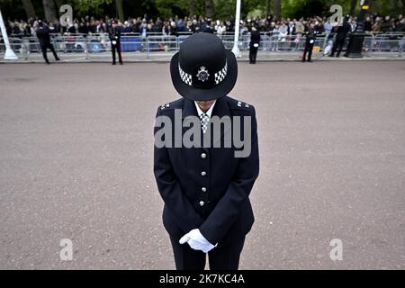 ©PHOTOPQR/L'EST REPUBLICAIN/ALEXANDRE MARCHI ; LONDRES ; 19/09/2022 ; SOCIETE - ROYAUTE - MONARCHIE BRITANNIQUE - FUNERAILLES D'EAT DE SA MAJESTE LA REINE ELISABETH II D'ANGLETERRE - DIE STAATLICHE BEERDIGUNG IHRER MAJESTÄT KÖNIGIN ELIZABETH II Londres 19 Septembre 2022. Une femme policier se recueille lors des funérailles d'Etat de sa majesté la reine Elisabeth II. FOTO Alexandre MARCHI. - Staatsbegräbnis von Königin Elizabeth II. 19. September 2022 London, Vereinigtes Königreich Stockfoto