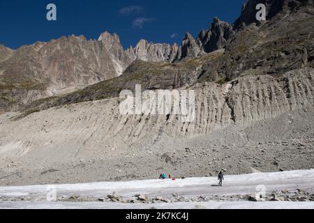 ©PHOTOPQR/OUEST FRANKREICH/DAVID ADEMAS / OUEST-FRANKREICH ; CHAMONIX MONT-BLANC ; 12/09/2022 ; Glacier La Mer de Glace à Chamonix Mont-Blanc . Foto réalisée le 12 septembre 2022 . FOTO : DAVID ADEMAS / OUEST-FRANCE - das Mer de Glace (Eismeer) ist der größte Gletscher in Frankreich Messungen, um den Gletscher September 12 2022 zu beurteilen Stockfoto