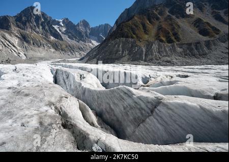 ©PHOTOPQR/OUEST FRANKREICH/DAVID ADEMAS / OUEST-FRANKREICH ; CHAMONIX MONT-BLANC ; 12/09/2022 ; Gletscherspalten La Mer de Glace à Chamonix Mont-Blanc . Foto réalisée le 12 septembre 2022 . FOTO : DAVID ADEMAS / OUEST-FRANCE - das Mer de Glace (Eismeer) ist der größte Gletscher in Frankreich Messungen, um den Gletscher September 12 2022 zu beurteilen Stockfoto