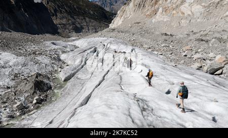 ©PHOTOPQR/OUEST FRANKREICH/DAVID ADEMAS / OUEST-FRANKREICH ; CHAMONIX MONT-BLANC ; 12/09/2022 ; des randonneurs alpinistes marchent au milieu de crevasses sur Glacier La Mer de Glace à Chamonix Mont-Blanc , le 12 septembre 2022 . FOTO : DAVID ADEMAS / OUEST-FRANCE - das Mer de Glace (Eismeer) ist der größte Gletscher in Frankreich Messungen, um den Gletscher September 12 2022 zu beurteilen Stockfoto