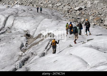 ©PHOTOPQR/OUEST FRANKREICH/DAVID ADEMAS / OUEST-FRANKREICH ; CHAMONIX MONT-BLANC ; 12/09/2022 ; des randonneurs alpinistes marchent sur gletscher La Mer de glace à Chamonix Mont-Blanc , le 12 septembre 2022 . FOTO : DAVID ADEMAS / OUEST-FRANCE - das Mer de Glace (Eismeer) ist der größte Gletscher in Frankreich Messungen, um den Gletscher September 12 2022 zu beurteilen Stockfoto