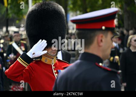 ©PHOTOPQR/L'EST REPUBLICAIN/ALEXANDRE MARCHI ; LONDRES ; 19/09/2022 ; SOCIETE - ROYAUTE - MONARCHIE BRITANNIQUE - FUNERAILLES D'EAT DE SA MAJESTE LA REINE ELISABETH II D'ANGLETERRE - DIE STAATLICHE BEERDIGUNG IHRER MAJESTÄT KÖNIGIN ELIZABETH II Londres 19 Septembre 2022. UN militaire salut Anhänger l'hymne 'Gott rette den König' à la fin des funérailles d'Etat de sa majesté la reine Elisabeth II. FOTO Alexandre MARCHI. Stockfoto