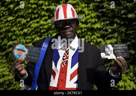 ©PHOTOPQR/L'EST REPUBLICAIN/ALEXANDRE MARCHI ; LONDRES ; 19/09/2022 ; SOCIETE - ROYAUTE - MONARCHIE BRITANNIQUE - FUNERAILLES D'EAT DE SA MAJESTE LA REINE ELISABETH II D'ANGLETERRE - DIE STAATLICHE BEERDIGUNG IHRER MAJESTÄT KÖNIGIN ELIZABETH II Londres 19 Septembre 2022. UN britannique rend un dernier Hommage à sa majesté la reine Elisabeth II lors de ses funérailles d'Etat. FOTO Alexandre MARCHI. Stockfoto