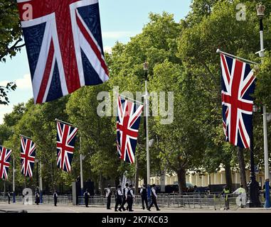 ©PHOTOPQR/L'EST REPUBLICAIN/ALEXANDRE MARCHI ; LONDRES ; 19/09/2022 ; SOCIETE - ROYAUTE - MONARCHIE BRITANNIQUE - FUNERAILLES D'EAT DE SA MAJESTE LA REINE ELISABETH II D'ANGLETERRE - DIE STAATLICHE BEERDIGUNG IHRER MAJESTÄT KÖNIGIN ELIZABETH II Londres 19 Septembre 2022. Les drapeaux Anglais (Union Jack) flottent sur la grande Avenue du Mall à la fin des funérailles d'Etat de sa majesté la reine Elisabeth II. FOTO Alexandre MARCHI. Stockfoto