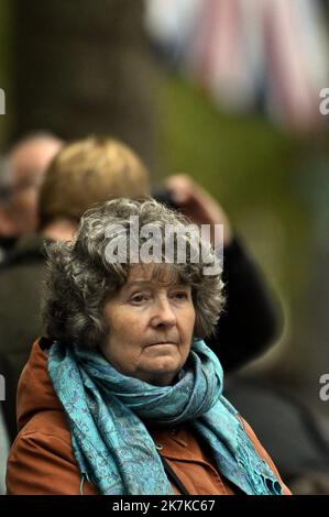 ©PHOTOPQR/L'EST REPUBLICAIN/ALEXANDRE MARCHI ; LONDRES ; 19/09/2022 ; SOCIETE - ROYAUTE - MONARCHIE BRITANNIQUE - FUNERAILLES D'EAT DE SA MAJESTE LA REINE ELISABETH II D'ANGLETERRE - DIE STAATLICHE BEERDIGUNG IHRER MAJESTÄT KÖNIGIN ELIZABETH II Londres 19 Septembre 2022. Une britannique, le regard triste, rend un dernier Hommage à sa majesté la reine Elisabeth II lors de ses funérailles d'Etat. FOTO Alexandre MARCHI. Stockfoto